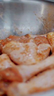 Yakın plan. Pişmeden önce sosla marine edilmiş çiğ tavuk bacağı. Sağlıklı yemek. Gönüllü olmak ve yardım. Covid-19 'dan sonra tekrar açılıyor. güvenlik kavramı.