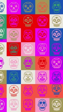 Kafatası döngüsü. Animasyon. Kusursuz bir arka plan. Çok renkli simgelerde küçük, komik insan kafatasları arkaplanı. Cadılar Bayramı, Meksika Ölüler Günü.