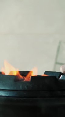 Aşçılık. Hamburger pişirmek. Manzarayı kapat. Lokanta mutfağında barbekü ızgarası var. Ağır çekimde alevler. Fast food, abur cubur