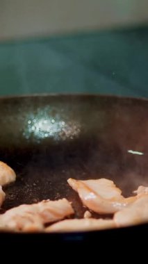 Yemek pişirmek. Yakın plan. Et parçaları tavada kızartılır. Aşçılık