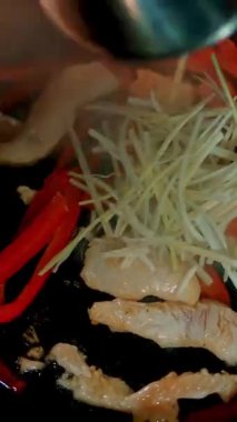 Yemek pişirmek. Yakın plan. Sebzeli et parçaları tavada kızartılır. Üst Manzara. Aşçılık