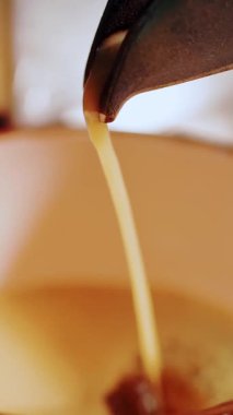 Profesyonel kahve demleme. Yakın plan. Kahve makinesinde bir fincan koyu kahve yapmak. Profesyonel kahve makinesinden dipsiz filtresi olan espresso dökülüyor..