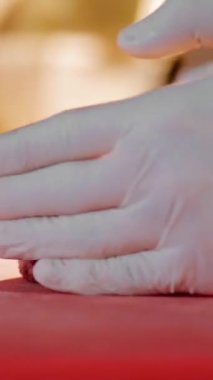 Aşçılık. Hamburger pişirmek. Yakın plan. Tek kullanımlık eldiven giyen şef kıymalı köfte yapıyor. Aşçı hamburger için sığır eti madalyonu yapar. Fast food, abur cubur.