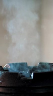 Aşçılık. Hamburger pişirmek. Yakın plan. Restoranın mutfağında barbekü ızgarası. Brezilya usulü taze et pirzolası, burger pişirme işlemi. Fast food, abur cubur