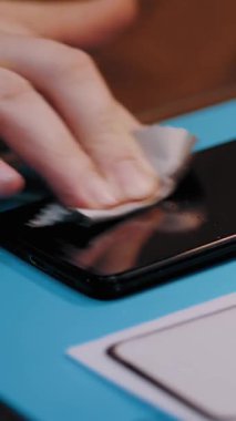 Yakın plan, bir hemşire aşı odasında mavi tıbbi eldiven takıyor. Coronavirüs aşısı, COVID-19. Koronavirüsün önlenmesi, aşılanması ve tedavisi için yeni aşı