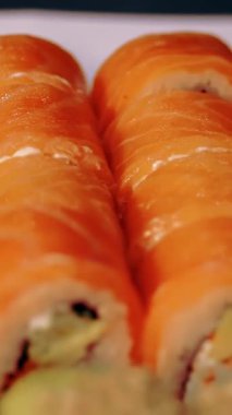 Geleneksel Japon yemekleri. Yakın plan. Yeni pişmiş, çeşitli suşi dürümleri bir teslimat kutusunda suşi büfesi..