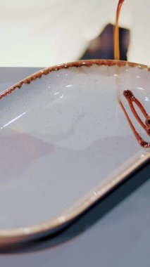 Geleneksel Japon yemekleri. Yakın plan. Profesyonel suşi şefi Japon usulü tabakta somon suşisi servis ediyor. Japon restoranında deniz mahsullü suşi servisi.