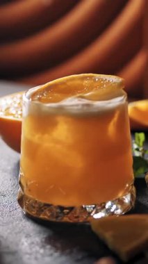 Barmen kokteyl yapar. Yakın plan. Barmen kokteylleri tarçın çubuklarıyla süslüyor. Barda, restoranda ya da diskoda..