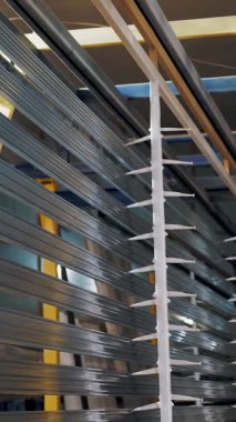 Perde kornişleri. Perde rayları. Yakın plan. Perde kordonları üretimi süreci. Perdeler için aksesuarlar, pencere dekorasyonu. Sıralama, kurulum, perde kordonları paketleme