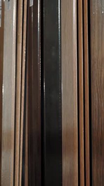 Perde kornişleri. Perde rayları. Yakın plan. Perde kordonları üretimi süreci. Perdeler için aksesuarlar, pencere dekorasyonu. Sıralama, kurulum, perde kordonları paketleme