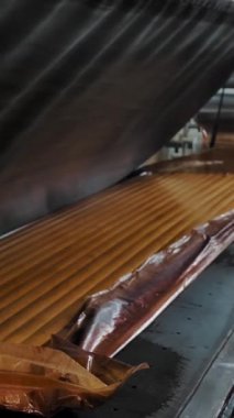 Perde kornişleri. Perde rayları. Yakın plan. Perde kordonları üretimi süreci. Perdeler için aksesuarlar, pencere dekorasyonu. Sıralama, kurulum, perde kordonları paketleme