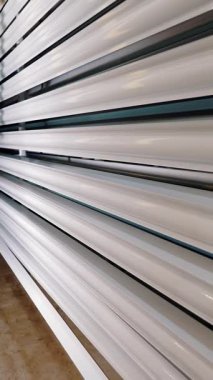 Perde kornişleri. Perde rayları. Yakın plan. Perde kordonları üretimi süreci. Perdeler için aksesuarlar, pencere dekorasyonu. Sıralama, kurulum, perde kordonları paketleme