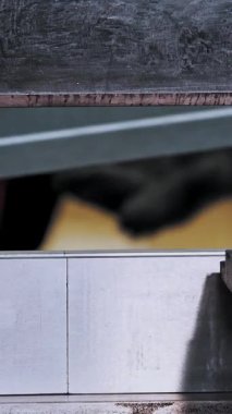 Metal levhanın bükülmesi. Yakın plan. Endüstriyel CNC makinesinde metalin otomatik bükülmesi. Modern, akıllı, endüstriyel ekipmanların çalışma süreci atölyede metal işçiliği için. Modern teknolojiler.