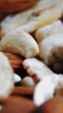 Fındık ve kurutulmuş meyve karışımı. Yakın plan. Rotasyon yemeği. Kaju, badem, kuru üzüm. Sağlıklı besleyici yiyecekler. Sağlıklı kahvaltı malzemeleri..