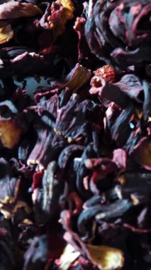 Amfibik çayı, Karkade. Yakın plan. Rotasyon yemeği. Büyük, kuru, kırmızı amber çiçeği çayı. Bitkisel çay arka planı.