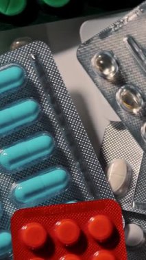 Haplar ve uyuşturucular. Yakın plan. Döndürme. İlaçlar ve haplar su topladı. Makro. Eczane. İlaç Endüstrisi. Tıp konsepti.