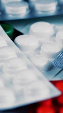 Haplar ve uyuşturucular. Yakın plan. Döndürme. İlaçlar ve haplar su topladı. Makro. Eczane. İlaç Endüstrisi. Tıp konsepti.