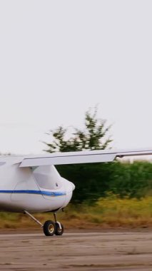 Boş ver uçağı. Retro uçak. Yan görünüş. Retro uçak, küçük uçak kalkış için hızlanıyor, eski havaalanından havalanmadan önce kalkış yapıyor.