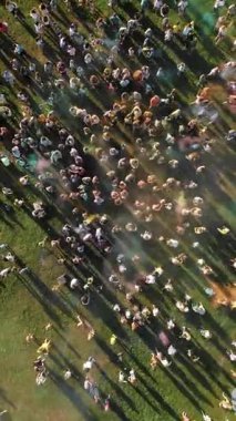 Pudra boyaları. Havacılık. Üst hava manzaralı. Birçok insan parkta renk festivali sırasında kuru boya tozu atarak eğleniyor. yaz