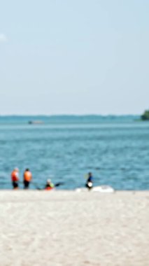 İçki yasağı posteri. İçki yasağı işareti. Yakın plan. Sahilde yasak levhaları olan bir poster. Denizin arka planına, kumsala ve tatilcilere karşı. Bulanık arkaplan.