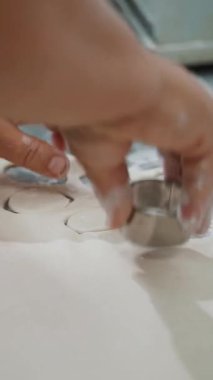 Mantı, mantı. Hamur köfteleri için. Yakın plan. Çemberleri ham hamurdan ayırmak.