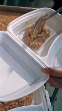 Bağışlar. Yemek pişirmek. Hayır işi. Yemek servisi. Hayır kurumları, halk çorbacıları fakir ve muhtaçlara bedava yemek hazırlıyor. Şef yemek kabına sıcak yemek koyar..