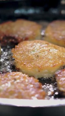 Patates kızartması. Patates köftesi. Yemek pişirmek. Patates keki, zuela. Açık büfe restoran mutfağı. Yakın plan. Aşçı çıtır patates kızartması yapıyor, kızgın yağda kızarıyor..