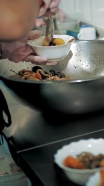 Yemek pişirmek. Açık büfe restoran mutfağı. Matara. Yakın plan. Ticari bir mutfakta yemek pişirmek. Hayır kurumları, halk çorbacıları fakir ve muhtaçlara bedava yemek pişiriyor..