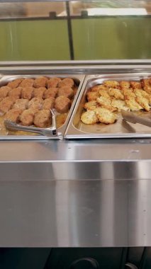 Toplum çorbacıları. Yoksul ve muhtaçlara bedava sıcak öğle yemeği. Gönüllü. Hayır işi. Bağışlar.