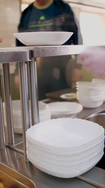 Açık büfe restoranı. Kendi kendine hizmet veren kafeterya. Yakın plan. Garson, koruyucu eldivenler içinde, müşteri için sıcak çorbayı kaseye dolduruyor. Yemek pişirmek. sağlıklı gıda.