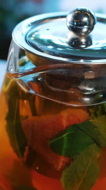 Çaydanlıkta meyve çayı var. Bitki çayı. Çay içeceğim. Yakın plan. Üç farklı meyve ve bitkisel, renkli çaydanlık..