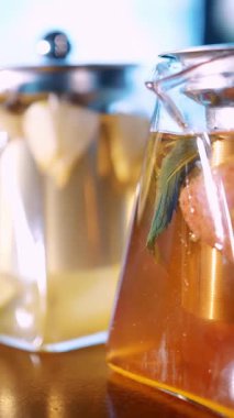 Çaydanlıkta meyve çayı. Bitki çayı. Çay içeceğim. Yakın plan. Üç farklı meyve ve bitkisel, renkli, ev yapımı çaydanlık..