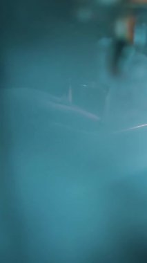 Kahve makinesi. Yakın plan. Espresso makinesinin buharı. Kahve makinesi buhar yayar.