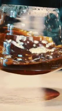 Damlayan kahve demleniyor. Kahve demliği. Yakın plan. Kahveci elinde kahve bardağıyla bir çaydanlık tutuyor ve masaya, cam bir şişeye döküyor..