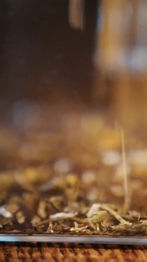 Bitki çayı. Çay içeceğim. Papatya çayı. Bitki çayı demliyorum. Yakın plan. Kuru papatya çayı cam çaydanlığa dökülür. Bitkisel sıcak içecek..