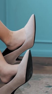 Yüksek topuklu çocuk. Yakın plan. Yüksek topuklu ayakkabılar içinde çocuk ayakları.