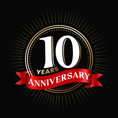 Kurdeleli ve kutlama elementli 10. yıl dönümü logosu tasarımı. Şirketin 10. yıl dönümü rozeti. 10. Doğum günü işareti ve sembol. Altın renk gradyan çıkartması, mühür, etiket. 10 numara izole edildi 