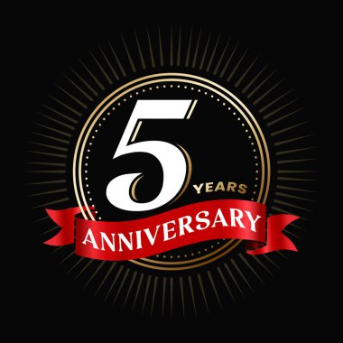Kurdeleli ve kutlama elementli 5. yıl dönümü logosu tasarımı. Şirket 5. yıl dönümü rozeti. 5. Doğum günü işareti ve sembol. Altın renk gradyan çıkartması, mühür, etiket. İzole numara 5