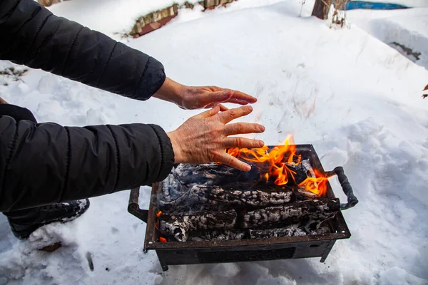 Der Alte Mann Dessen Hand Bei Kaltem Schneetreiben Kalt Ist — Stockfoto