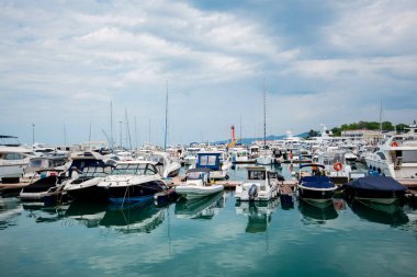 Limandaki yat parkında. Mavi arka planda güzel yatlar. Yelkenli limanı, limanda demirlemiş pek çok güzel yelkenli yatı, yaz tatili, lüks yaşam tarzı ve zenginlik konsepti..