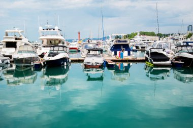 Limandaki yat parkında. Mavi arka planda güzel yatlar. Yelkenli limanı, limanda demirlemiş pek çok güzel yelkenli yatı, yaz tatili, lüks yaşam tarzı ve zenginlik konsepti..