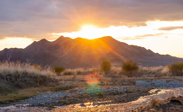 Nádherné Panorama Malebného Jasného Východu Slunce Zlatou Podšívkou Mrakem Oranžové — Stock fotografie