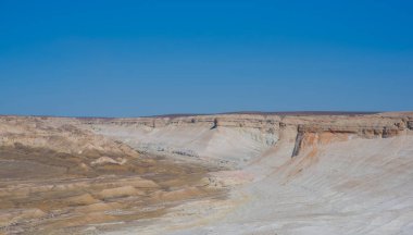 İnanılmaz çöl manzarası. Çöl dağlarının güzel manzarası. Çölde monolitik dağlar. Taşlar ve gökyüzü. Çöldeki tuhaf kumtaşı kayalıkları.