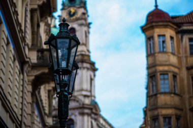 Prag 'ın güzel sokaklarında güzel eski tabelalar ve sokak lambaları.