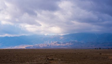 Görünür siluetlerle sabah sisinin arasında bir dağ silueti..