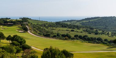 Golf sahası, İspanya. Ağaçlı yeşil golf sahası manzarası var. Alicante ili, İspanya. Spor ve yaşam tarzı kavramı.