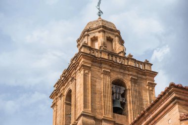 İspanya 'daki eski bir köy. Kilise kulesi olan büyüleyici eski sokaklar.