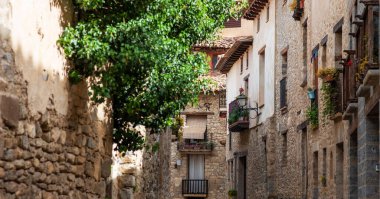İspanya 'daki eski bir köy. Büyüleyici eski sokaklar. Güzel taş evleri olan tipik bir köy..