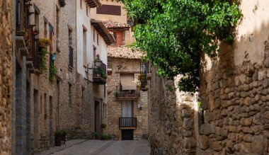 İspanya 'daki eski bir köy. Büyüleyici eski sokaklar. Güzel taş evleri olan tipik bir köy..