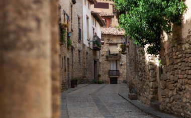 İspanya 'daki eski bir köy. Büyüleyici eski sokaklar. Güzel taş evleri olan tipik bir köy..